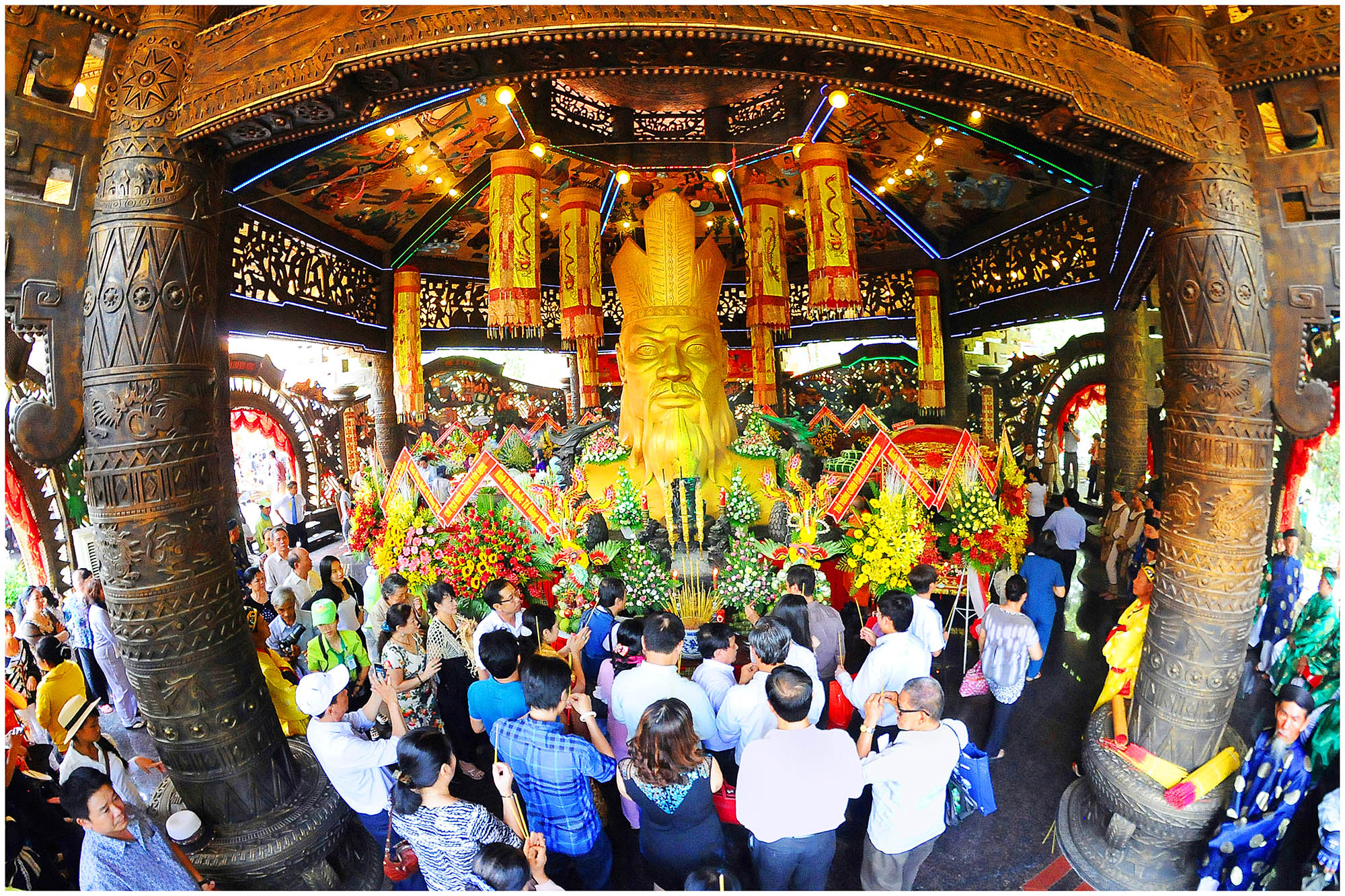 Nghi lễ dâng hương tưởng niệm Vua Hùng tại đền thờ Quốc tổ Hùng Vương trong khu du lịch Suối Tiên.